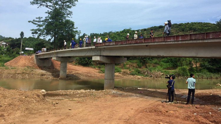 Cầu Chôn Ang - Chằm Khon tại xã Cẩm Sơn, huyện Lục Ngạn, tỉnh Bắc Giang, được khởi công vào tháng 3/2019 và dự kiến hoàn thành trong tháng 7/2019. Ảnh: Bích Thảo