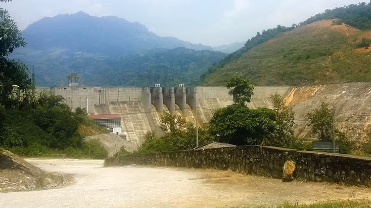 Lưu lượng nước về hồ thấp, sản lượng điện giảm khiến nhiều doanh nghiệp thủy điện giảm lợi nhuận, thậm chí thua lỗ. Ảnh: Lê Tiên