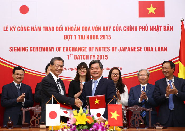 Bộ trưởng Bùi Quang Vinh và Đại sứ Nhật Bản Hiroshi Fukada trao Công hàm về việc cung cấp khoản vay ODA trị giá 95 tỷ Yên. Ảnh: Lê Tiên