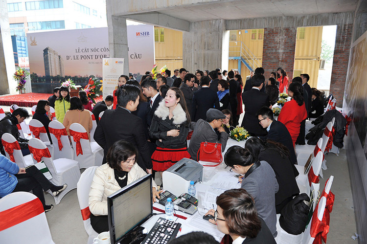 Cất nóc công trình D’. Le Pont D’or – Hoàng Cầu