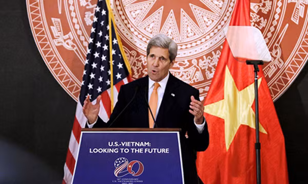 Ngoại trưởng Mỹ John Kerry phát biểu tại hội thảo kỷ niệm 20 năm bình thường hóa quan hệ với Việt Nam tại Hà Nội năm ngoái. Ảnh: Giang Huy