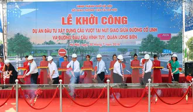 Các đại biểu thực hiện nghi thức động thổ công trình. (Ảnh: Huy Hùng/TTXVN)