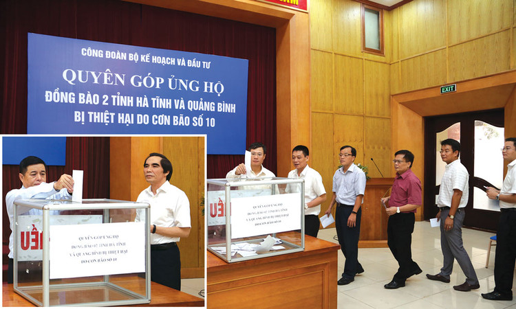 Bộ trưởng Nguyễn Chí Dũng và các lãnh đạo, cán bộ, công chức, viên chức, người lao động Bộ KH&ĐT tham gia quyên góp ủng hộ đồng bào bị thiệt hại do bão số 10. Ảnh: Đức Trung