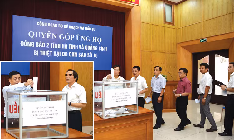 Bộ trưởng Nguyễn Chí Dũng và các lãnh đạo, cán bộ, công chức, viên chức, người lao động Bộ KH&ĐT tham gia quyên góp ủng hộ đồng bào bị thiệt hại do bão số 10. Ảnh: Đức Trung