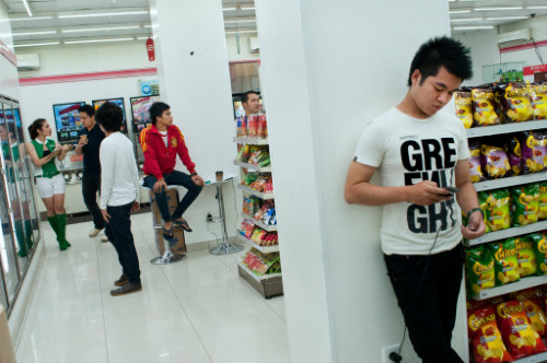 Giới trẻ Indonesia thích đến 7-Eleven để hẹn hò và dùng wifi miễn phí. Ảnh:The New YorkTimes