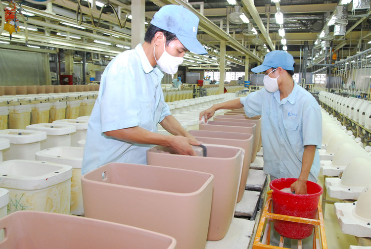 Các nước lân cận đã xây dựng xong và áp dụng hàng rào kỹ thuật khắt khe đối với hàng xuất khẩu của Việt Nam. Ảnh: LTT