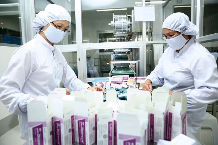 Qua mua sắm tập trung thuốc cấp quốc gia, giá trúng thầu từng bước giảm. Ảnh: Lê Tiên