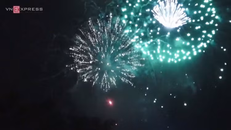 Pháo hoa rợp trời Sài Gòn mừng năm mới 2016