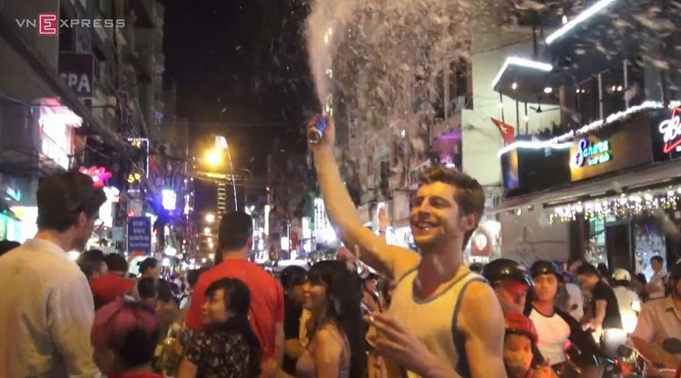 Nghìn du khách 'quậy tưng' phố Tây Sài Gòn mừng năm mới