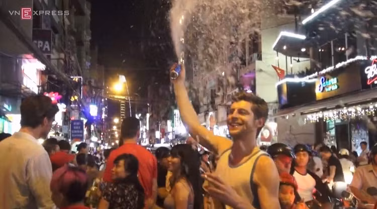 Nghìn du khách 'quậy tưng' phố Tây Sài Gòn mừng năm mới