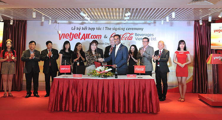 Sản phẩm của Coca-Cola lên máy bay Vietjet