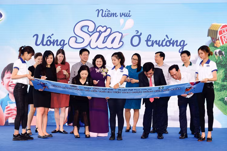 Các đại biểu cùng ký tên lên bảng tượng trưng với thông điệp “Hành động để mỗi trẻ em Việt Nam đều được uống sữa mỗi ngày”