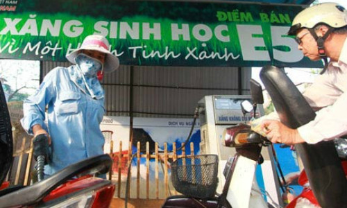 Cơ quan quản lý nghiên cứu cơ chế thuế nhập khẩu với nhiên liệu E100 dùng trong phối trộn xăng sinh học E5 để đảm bảo nguồn cung trong nước.Ảnh: PVOil