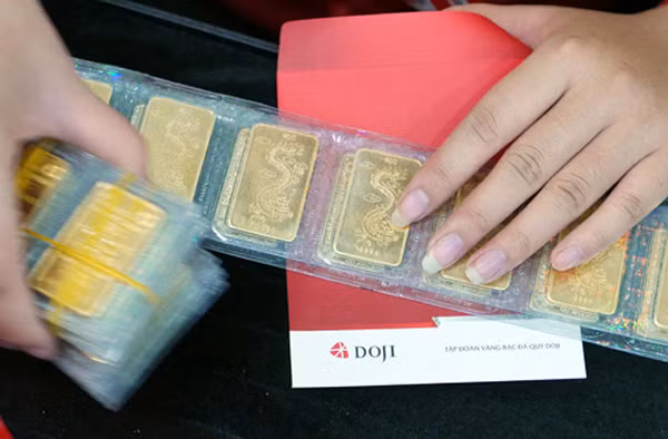 Giá vàng trong nước lặng sóng trong khi giá quốc tế tăng nhẹ.