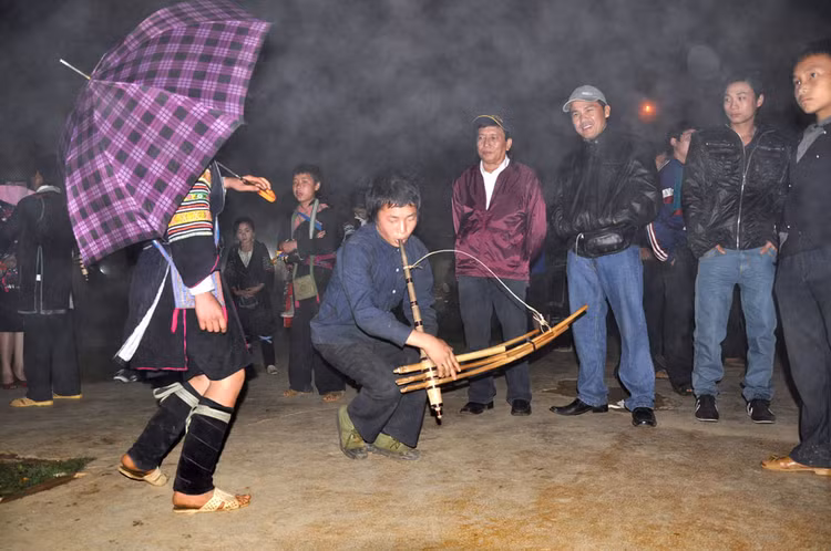 Chợ tình là nơi hò hẹn của những chàng trai, cô gái Mông từ bao đời nay. Ảnh: Việt Hùng