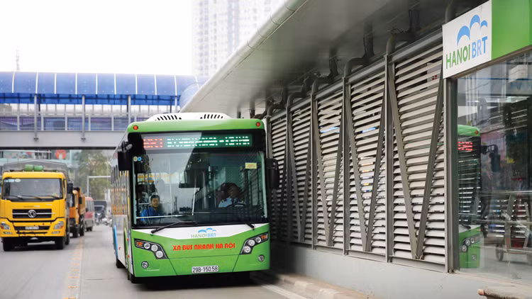 Giá xe buýt BRT do nhà thầu Trường Hải cung cấp là 4,91 tỷ đồng/xe, chưa bao gồm chi phí vận hành, đào tạo lái xe và VAT. Ảnh: Lê Tiên