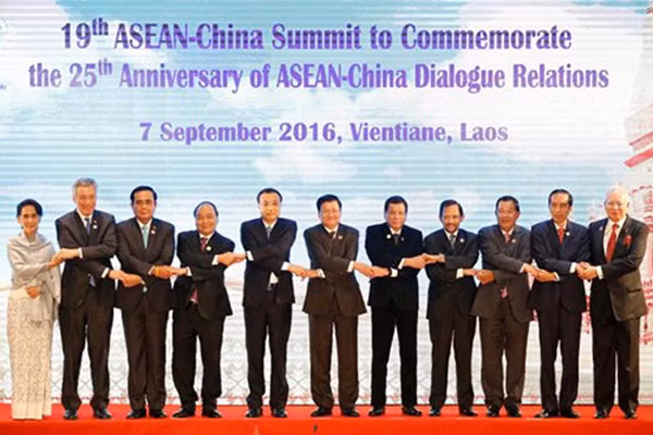 Các lãnh đạo ASEAN chụp ảnh chung tại hội nghị thượng đỉnh ở Vientiane, Lào. Ảnh: Reuters
