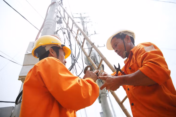 Năm 2018 sẽ không tăng giá điện, dù áp lực đầu vào tăng giá điện lớn. Ảnh: Nhã Chi