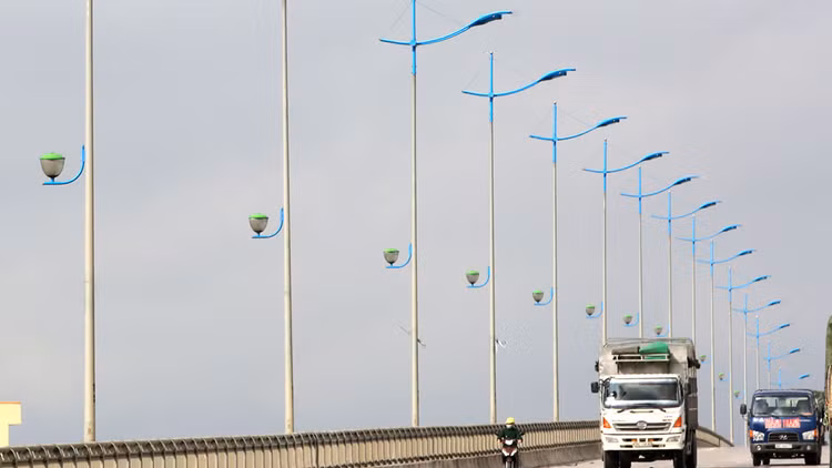 Bên mời thầu Gói thầu Xây lắp hệ thống chiếu sáng Quảng Trị đã kiểm tra, đối chiếu năng lực nhà thầu trước khi ký hợp đồng. Ảnh: Tiên Giang