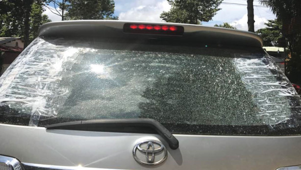 Vụ đi mua HSMT nghi bị bắn vỡ kính ô tô: Công an tỉnh Bình Phước nói gì?