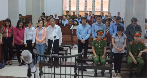 Các bị cáo nghe tòa tuyên án.