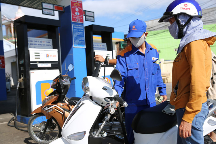 Giá xăng dầu tăng sẽ tạo vòng xoáy tăng giá các mặt hàng tiêu dùng khác, đặc biệt là thực phẩm, giao thông, vật liệu xây dựng... Ảnh: Lê Tiên