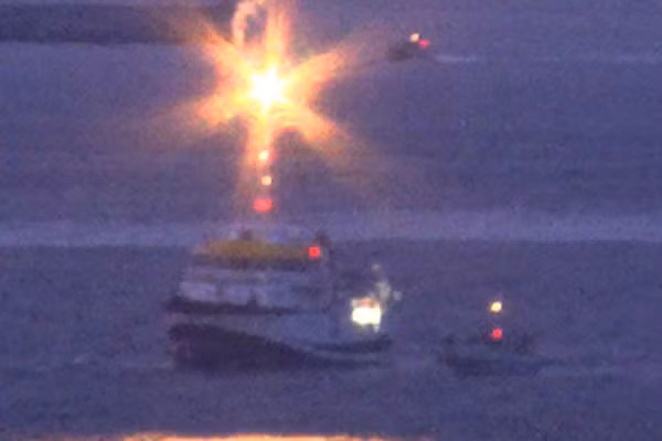 Tàu hải quân Anh HMS Sabre bắn pháo sáng cảnh báo tàu khảo sát Tây Ban Nha ngoài khơi Gibraltar. Ảnh:Mirror.