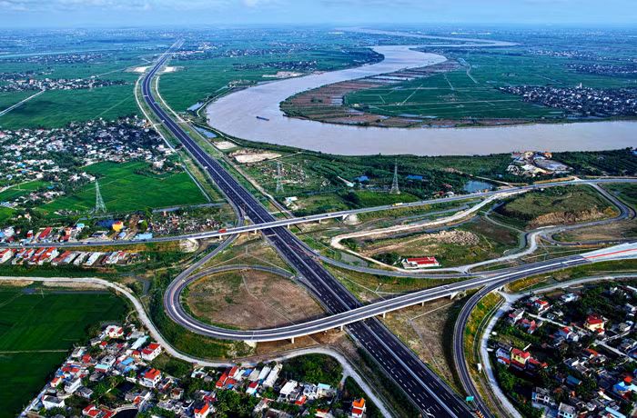 Nhu cầu đầu tư hạ tầng tiếp tục gây áp lực lên ngân sách. Ảnh: Trần Sơn