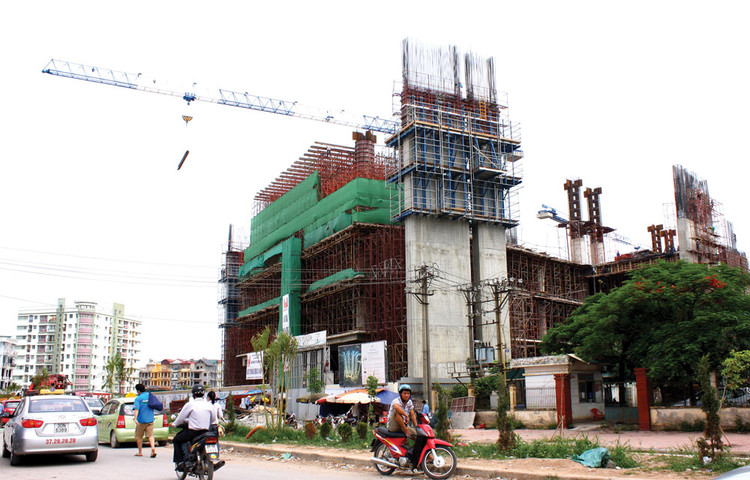 Để hoàn thiện các thủ tục trước khi khởi công xây dựng một công trình có thể phải mất từ 1 - 2 năm. Ảnh: Nhã Chi