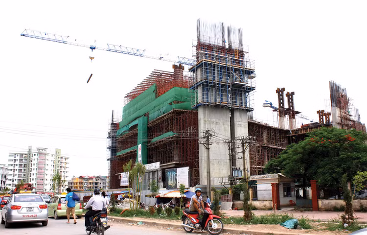 Để hoàn thiện các thủ tục trước khi khởi công xây dựng một công trình có thể phải mất từ 1 - 2 năm. Ảnh: Nhã Chi