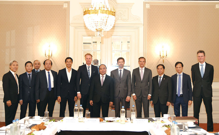 Thủ tướng Nguyễn Xuân Phúc làm việc với một số doanh nghiệp hàng đầu Hà Lan trong các lĩnh vực như tài chính, năng lượng, đầu tư gián tiếp. Ảnh: Quang Hiếu