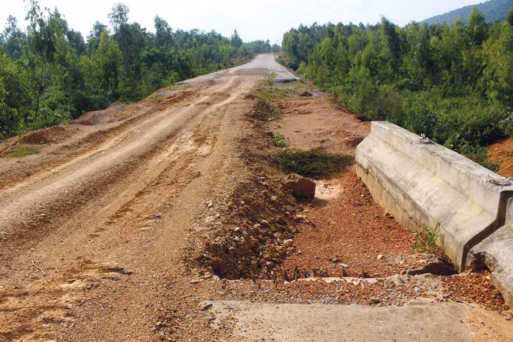 Quốc lộ 12A, đoạn Khe Ve - Cha Lo (tỉnh Quảng Bình) tiềm ẩn nguy cơ mất an toàn giao thông và không đáp ứng được nhu cầu vận tải ngày càng tăng cao. Ảnh: Uông Tân