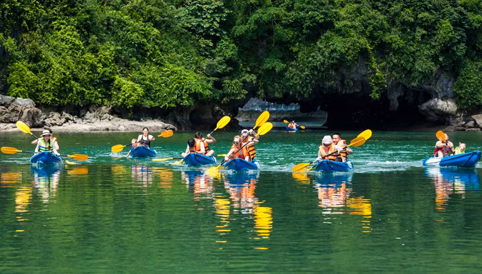 Bạn bè quốc tế ấn tượng với một Việt Nam thanh bình và mến khách