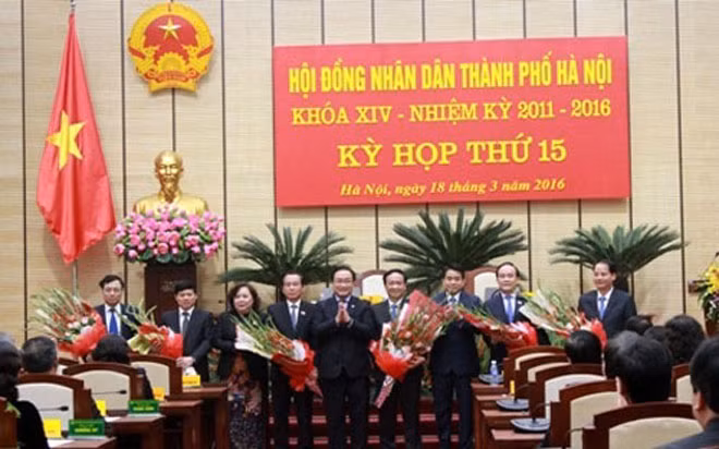 Lãnh đạo thành phố chúc mừng các phó chủ tịch vừa được Hội đồng Nhân dân thành phố bầu.