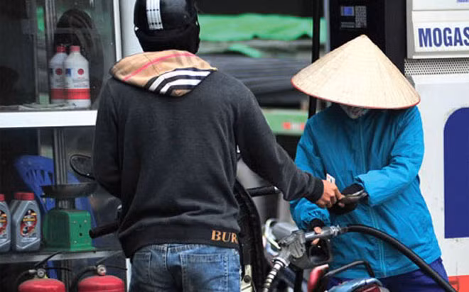 Từ ngày 18/3, thuế nhập khẩu xăng khoáng và xăng sinh học vẫn giữ nguyên ở mức 20%, dầu diesel giảm từ 10% xuống 7%, dầu hoả giảm từ 13% xuống 7%.