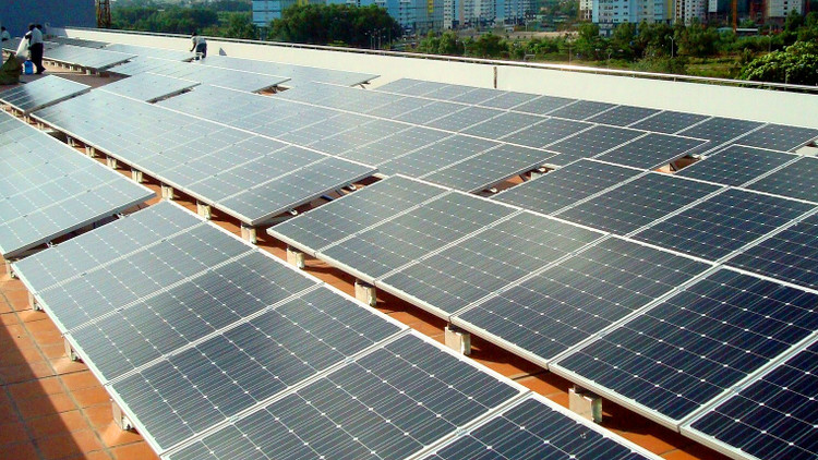 Việc giải tỏa công suất điện mặt trời gặp khó khăn do việc đầu tư lưới điện chưa đáp ứng tiến độ dự án điện mặt trời. Ảnh: Hòa Phong