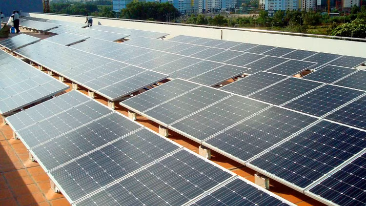 Việc giải tỏa công suất điện mặt trời gặp khó khăn do việc đầu tư lưới điện chưa đáp ứng tiến độ dự án điện mặt trời. Ảnh: Hòa Phong