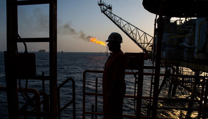 Kế hoạch giảm sản lượng hiện nay của OPEC và Nga được đưa ra sau khi giá dầu giảm hơn 40% trong quý 4/2018 - Ảnh: Bloomberg.