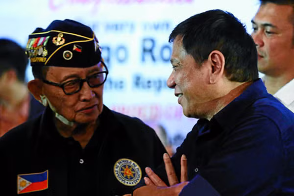 Cựu tổng thống Philippines Fidel Ramos, trái, là người nhận trách nhiệm đàm phán với Trung Quốc sau phán quyết của Tòa trọng tài. Ảnh: Inquirer