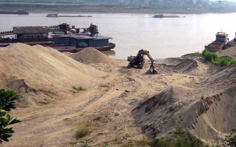 17 dự án nạo vét, duy tu luồng đường thủy nội địa trên sông Hồng đang được giao cho 12 doanh nghiệp thực hiện, khai thác. Ảnh: Quế Hà