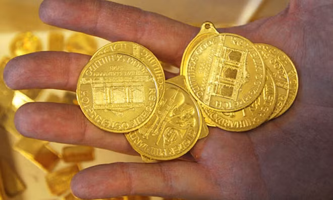 Giá vàng liên tục rung lắc trong tuần qua. Ảnh: WSJ.