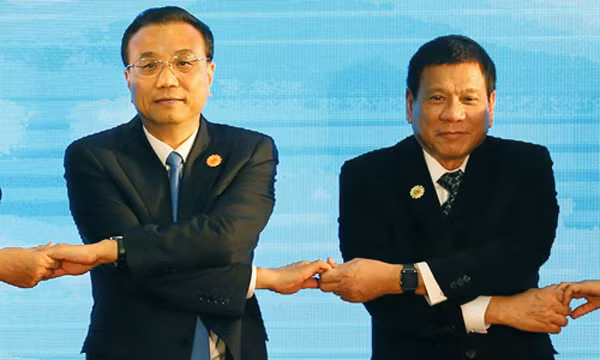 Thủ tướng Trung Quốc Lý Khắc Cường (trái) và ông Duterte trong hội nghị thượng đỉnh ASEAN ở Lào hồi tháng trước. Ảnh: AP