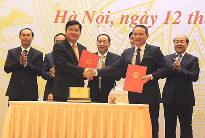 Ký kết chuyển giao công việc của ông Đinh La Thăng với Bộ trưởng Trương Quang Nghĩa. Ảnh: Đ.Loan