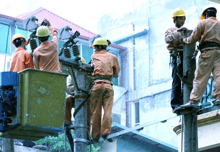 Một số nhà thầu lý giải, áp lực giữ chân người lao động là một trong những nguyên nhân buộc nhà thầu phải bỏ giá thấp, bằng mọi giá trúng thầu. Ảnh: Lê Tiên