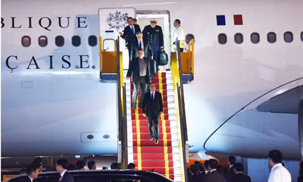 Tổng thống Pháp Francois Hollande bước xuống từ chuyên cơ. Ảnh: Giang Huy