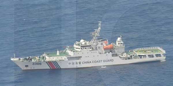 Một trong 10 tàu Trung Quốc trong bức ảnh Philippines chụp ngày 3/9 gần bãi cạn tranh chấp. Ảnh: ABS-CBN NEWS