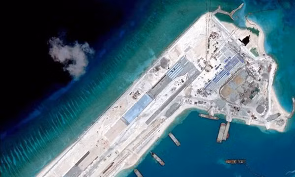 Trung Quốc bồi đắp đảo nhân tạo trái phép ở Biển Đông. Ảnh: Reuters