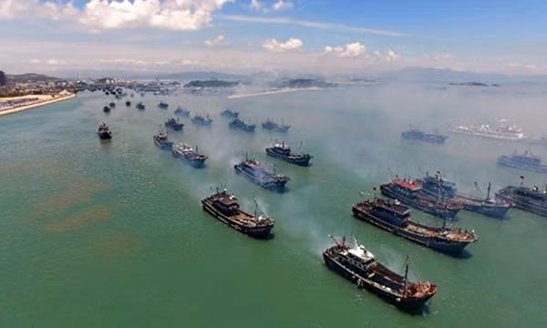 Tàu cá Trung Quốc ra khơi từ tỉnh Phúc Kiến, đông nam Trung Quốc, ngày 1/8/2015. Ảnh: Xinhua.