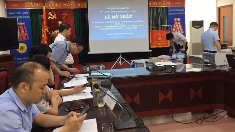 Mở 3 gói thầu xây lắp tại Ban QLDA đường Hồ Chí Minh: Cuộc so găng của nhiều “ông lớn”