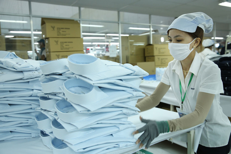 Trị giá hàng dệt may xuất khẩu trong 5 tháng đầu năm đạt khoảng 12,06 tỷ USD, tăng 10,3% so với cùng kỳ năm trước. Ảnh: Lê Tiên